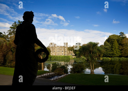 Sculpture et Lake, 19e siècle le château de Johnstown néo-gothique, Co Wexford, Irlande Banque D'Images