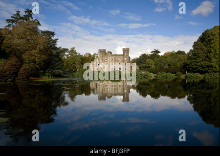 Lake et du 19ème siècle le château de Johnstown néo-gothique, Co Wexford, Irlande Banque D'Images