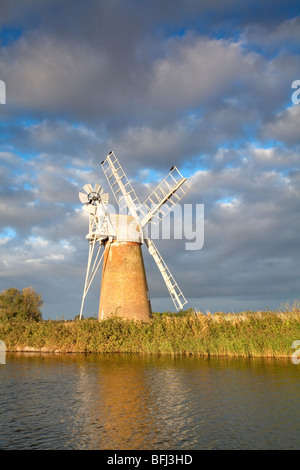 Turf Drainage Fen Mill à la première lumière sur la rivière Ant, Norfolk Broads. Banque D'Images