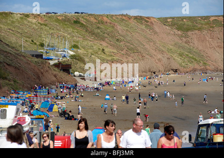 Dimanche d'été bondé, Filey, Yorkshire du nord de l'Angleterre, la Côte Est Banque D'Images