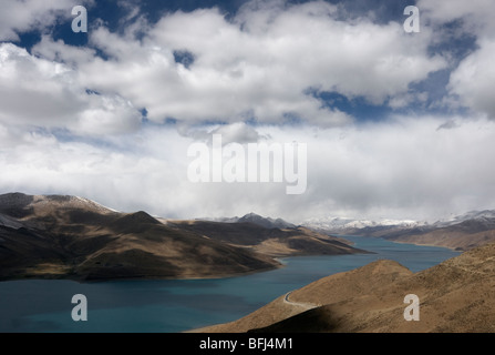 Vue sur le lac Yamdrok Tso ou turquoise avec montagnes ciel nuages et la neige pris depuis le sommet de l'kamba la pass Banque D'Images