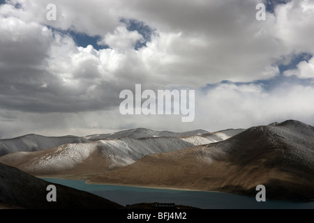 Vue sur le lac Yamdrok Tso ou turquoise et le mont nojin kangtsang depuis le sommet de l'kamba la pass au Tibet Banque D'Images