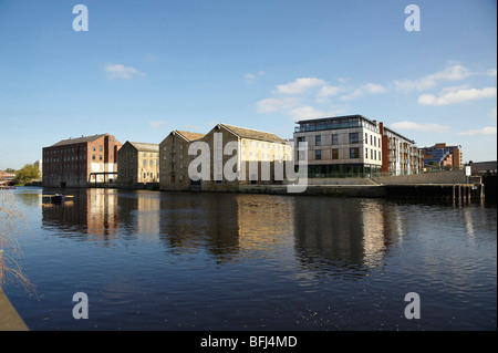 Conversion Riverside Mill et Waterfront Apartments à côté de la rivière Calder, Wakefield, West Yorkshire Banque D'Images