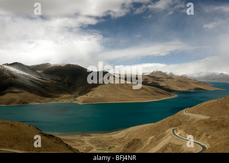 Vue sur le lac Yamdrok Tso ou turquoise depuis le sommet de l'kamba la pass avec la route de l'amitié tibet Banque D'Images