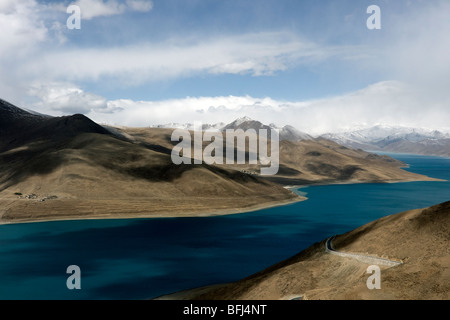 Vue sur le lac Yamdrok Tso ou turquoise depuis le sommet de l'kamba la avec la route de l'amitié Banque D'Images