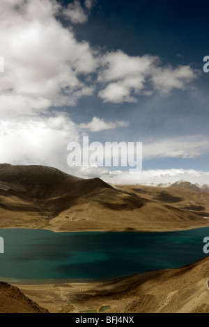 Vue sur le lac Yamdrok Tso ou turquoise du sommet si les kamba la pass tibet chine Banque D'Images