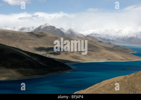 Vue sur le lac Yamdrok Tso ou turquoise depuis le sommet de l'kamba la pass au Tibet Banque D'Images