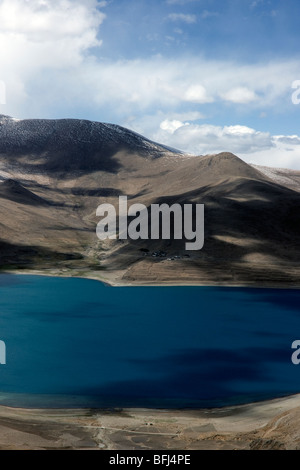 Vue sur le lac Yamdrok Tso ou turquoise depuis le sommet de l'kamba la pass au Tibet Banque D'Images