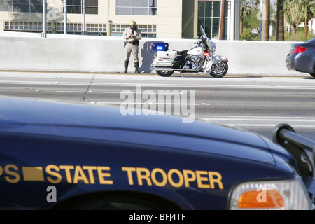 Nevada Highway Patrol State Trooper Voiture et moto métropolitaine de Las Vegas de la circulation. Banque D'Images