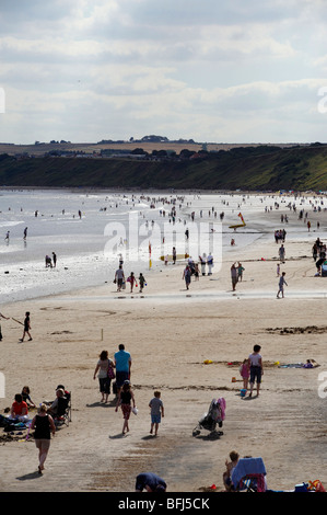 Dimanche d'été bondé, Filey, Yorkshire du nord de l'Angleterre, la Côte Est Banque D'Images