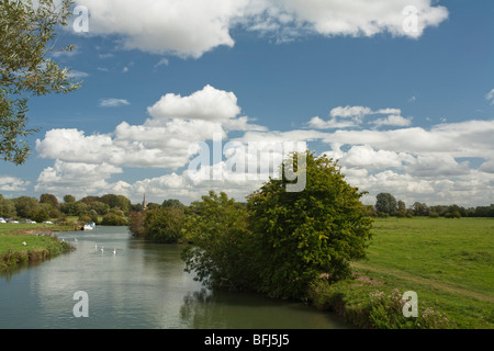 Tamise et prés de l'eau en amont de Lechlade, Gloucestershire, Royaume-Uni Banque D'Images