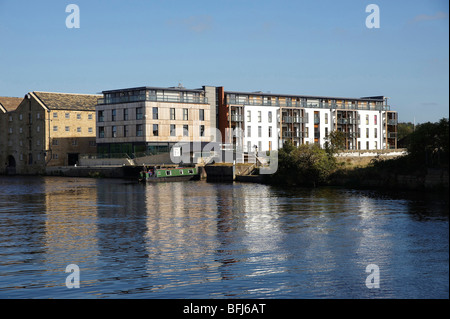 Waterfront Apartments à côté de la rivière Calder, Wakefield, West Yorkshire Banque D'Images