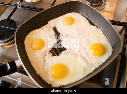 Une casserole d'oeufs frits. Banque D'Images