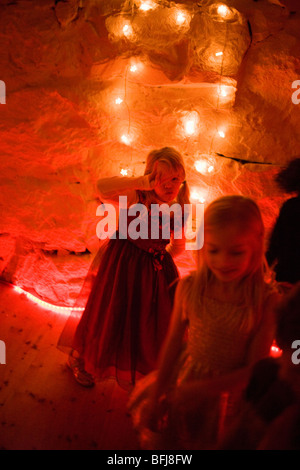 Les enfants dans une discothèque, la Suède. Banque D'Images