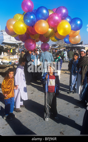 Garçon vendant des ballons à Kaboul Banque D'Images