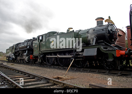 Lima Locomotive USATC No 5197 couplé à Grande Prairie n° 5199 GWR au poste de Cheddleton Banque D'Images