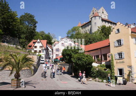 Les touristes sur la rue pavée menant à Oberstadt ville haute et vieux château Altes Schloss. Meersburg Baden-Wurttemberg Allemagne. Banque D'Images