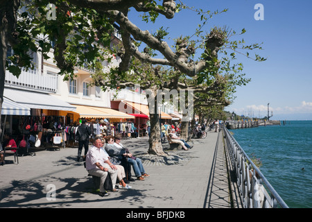 Altstadt, Meersburg Baden-Wurttemberg, Allemagne. Les touristes boutiques et cafés sur le lac de Constance (Bodensee) promenade au bord de l'eau Banque D'Images