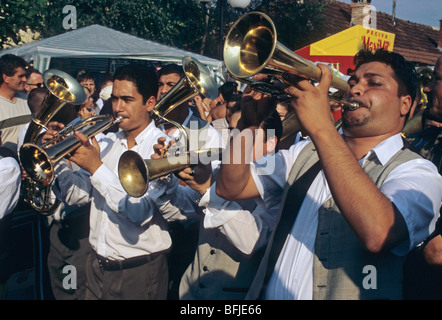 Les Tsiganes brass band parade jouant dans Guca Festival de musique - Serbie Banque D'Images