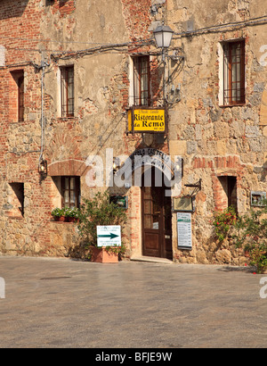 La Piazza Roma dans la ville médiéval de Monteriggioni, Toscane, Italie. Banque D'Images