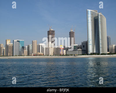 De grands bâtiments modernes en bord de mer sur la Corniche, Abu Dhabi, UAE Banque D'Images