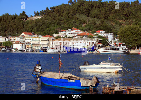 Au nord de la Grèce les îles de l'Égée Thassos LE VIEUX PORT À THASSOS LIMENAS OU VILLE Banque D'Images