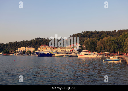 Au nord de la Grèce les îles de l'Égée Thassos LE VIEUX PORT À THASSOS LIMENAS OU VILLE Banque D'Images