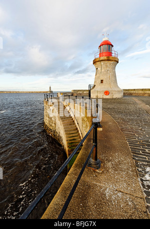Le phare sur la jetée de South Shields à l'embouchure de la rivière Tyne Banque D'Images
