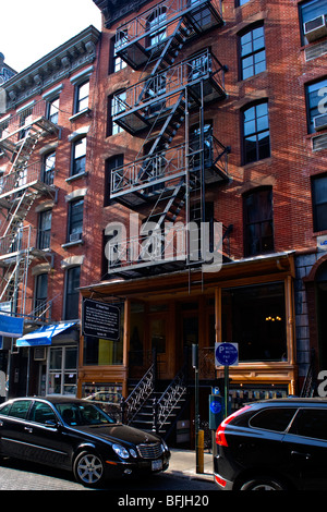 New York La Big Apple Tenement Museum ancien bâtiment typique dans Orchard Street restauré dans un décor original et ameublement metal fire escape escapes Banque D'Images