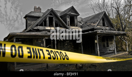 Barricade de la police tape en face des équipements maison endommagée en Caroline du Nord, USA Banque D'Images