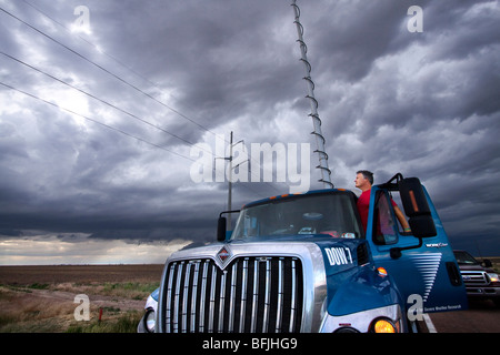 Storm Chaser Herb Stein du Centre pour la recherche sur les phénomènes météorologiques violents se tient juste en face de DOW 7, un Doppler sur roues chariot. Banque D'Images