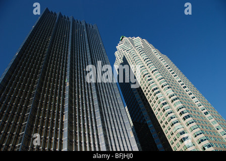 Un grand bâtiment de bureaux et un immeuble résidentiel à logements multiples résidence de co-exister dans le quartier des affaires du centre-ville de Toronto Canada Banque D'Images