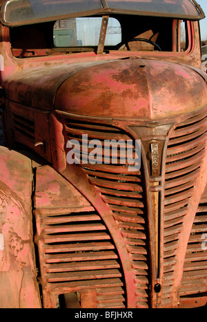 Un vieux rouillé et abandonné 1947 camionnette Fargo rouge Banque D'Images