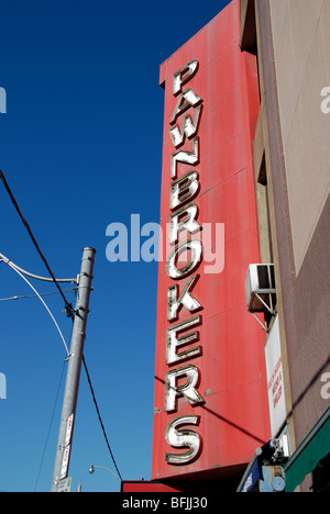 Gage d'un signe sur la rue de l'église au centre-ville de Toronto, Canada Banque D'Images