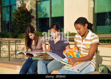 Jeune gens accrocher hanging out African American et hispanique teens deux filles étudient ensemble à l'extérieur groupe diversifié d'interpolations de Myrleen entre M. © Pearson Banque D'Images