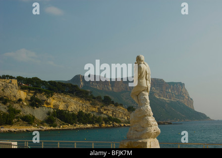 L'art public staute et point de vue sur la côte rocheuse forme Cassis sud de la France Banque D'Images