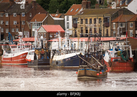 Une réplique de James Cook, de bateau, l'écorce HMS Endeavour, met les voiles à Whitby, dans le Yorkshire du Nord, Angleterre. Banque D'Images