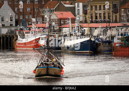 Une réplique de James Cook, de bateau, l'écorce HMS Endeavour, met les voiles à Whitby, dans le Yorkshire du Nord, Angleterre. Banque D'Images