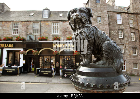 Statue d'Grayfriar Bobby sur une fontaine en granit à Édimbourg Banque D'Images