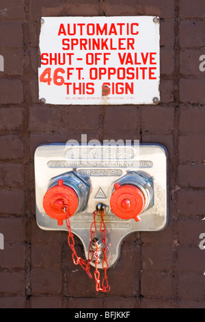 USA United States AmericaNew , la ville de New York La Grosse Pomme , feu Ministère rehausse la connexion et le Siamois le robinet d'arrêt du sprinkleur distance Banque D'Images