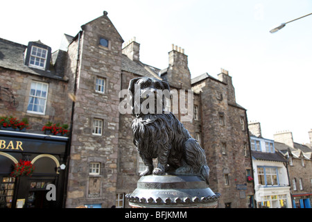 Statue d'Grayfriar Bobby sur une fontaine en granit à Édimbourg Banque D'Images