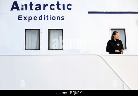 Tourisme Une femme debout sur le pont du navire de l'expédition du MV Ushuaia Banque D'Images