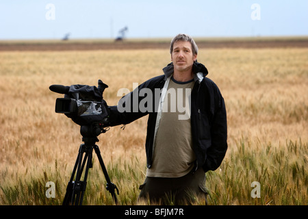 Cerveau Pollack pour le caméraman de canal se trouve dans l'herbe des prairies et des films d'une tempête, le 10 juin 2009. Banque D'Images