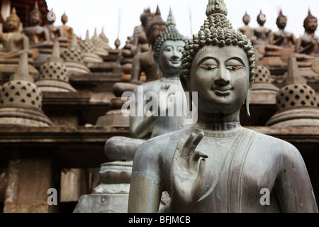 Statuts bouddhistes dans temple Gangaramaya, Colombo, Sri Lanka Banque D'Images