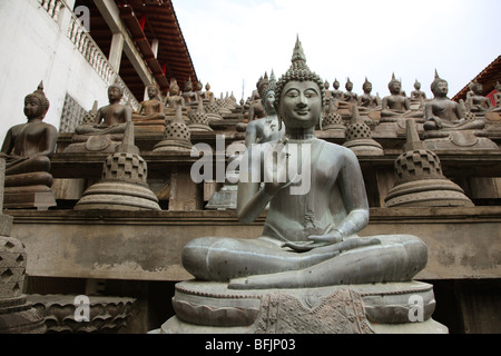 Statuts bouddhistes dans temple Gangaramaya, Colombo, Sri Lanka Banque D'Images