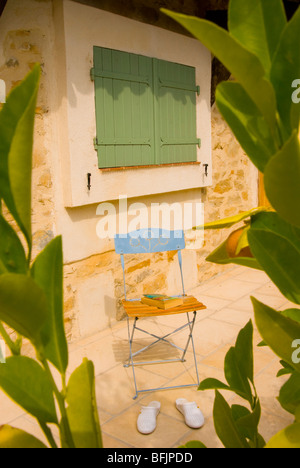 Chaise avec réserve et des chaussures sur une terrasse villa dans le sud de la France Banque D'Images