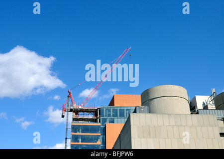 Grue sur le toit du nouveau bâtiment de verre en construction à Boston, Massachusetts, USA Banque D'Images