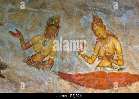 Fresques anciennes de maidens sur cave mur à la forteresse du Rocher de Sigiriya, Sigiriya, Sri Lanka Banque D'Images