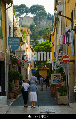 Petite rue avec des magasins dans le sud de la France Cassis Banque D'Images