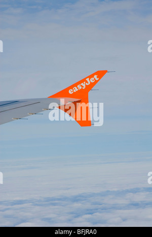 Pointe de l'aile de l'avion alors qu'en vol depuis la fenêtre de cabine Banque D'Images